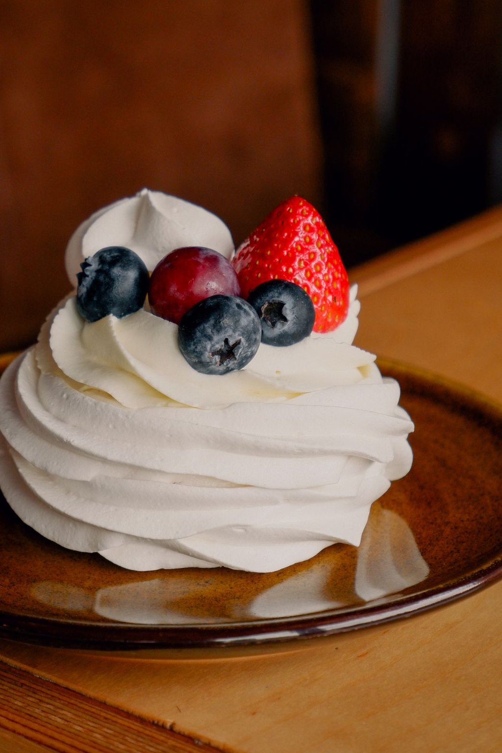 Mini pavlovy z bitą śmietaną i owocami