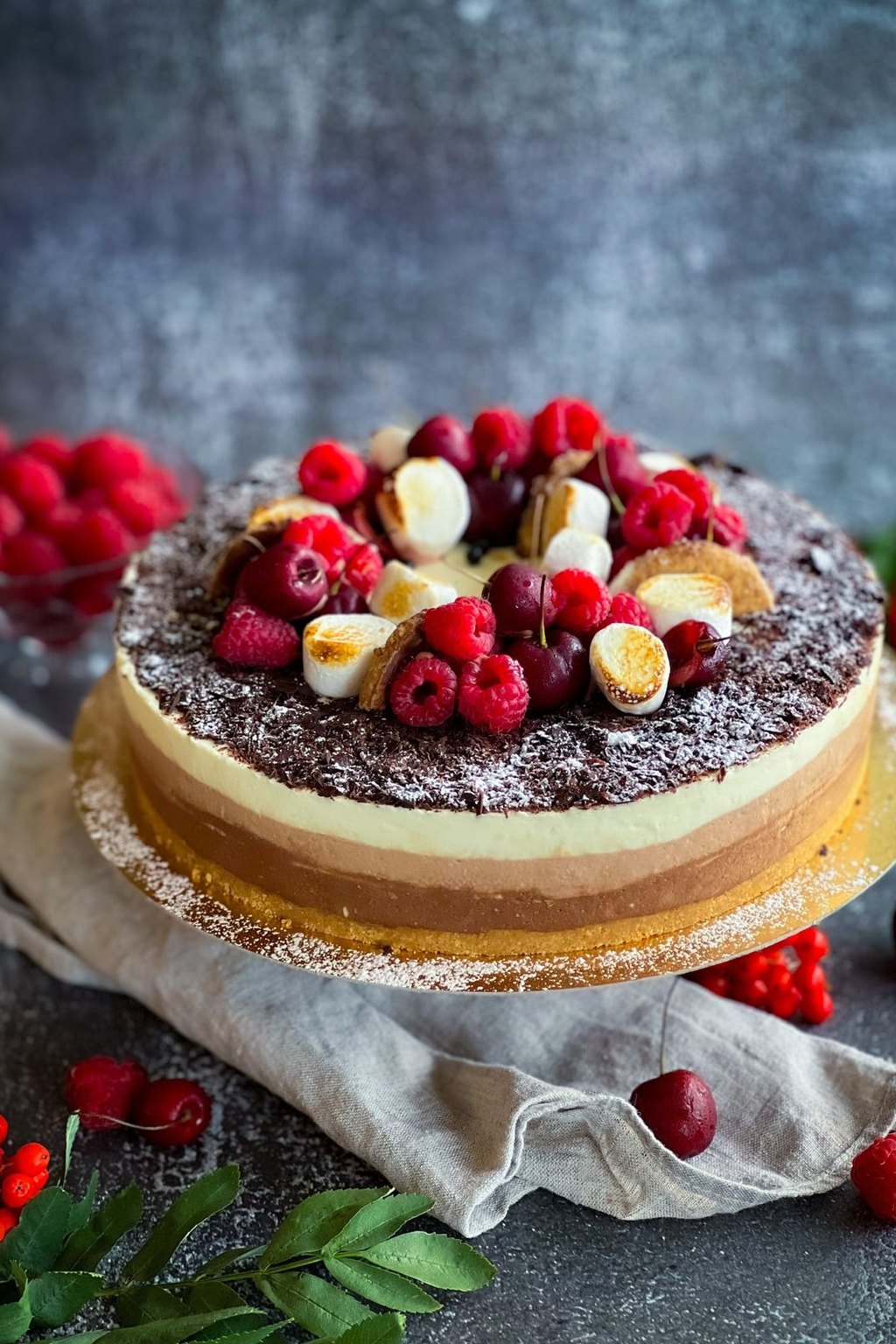 Tort trzy czekolady z malinami