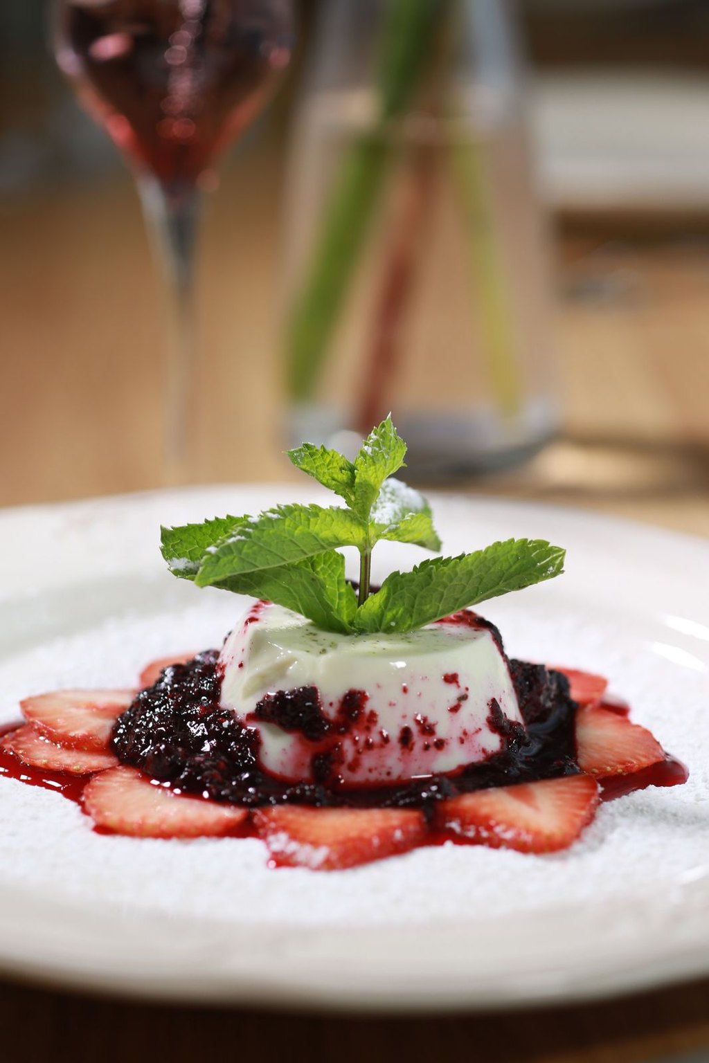 Panna cotta z sosem jagodowym i truskawkami