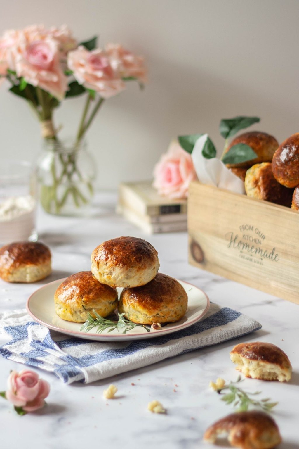 Maślane scones z dżemem