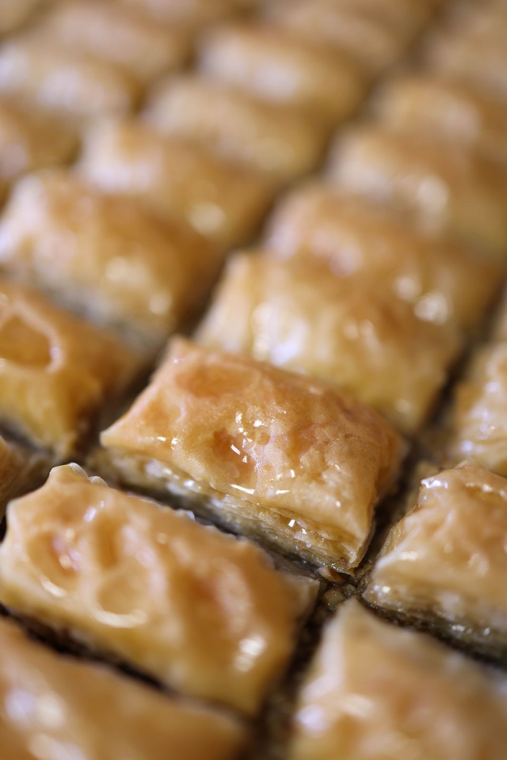 Baklawa z orzechami i syropem