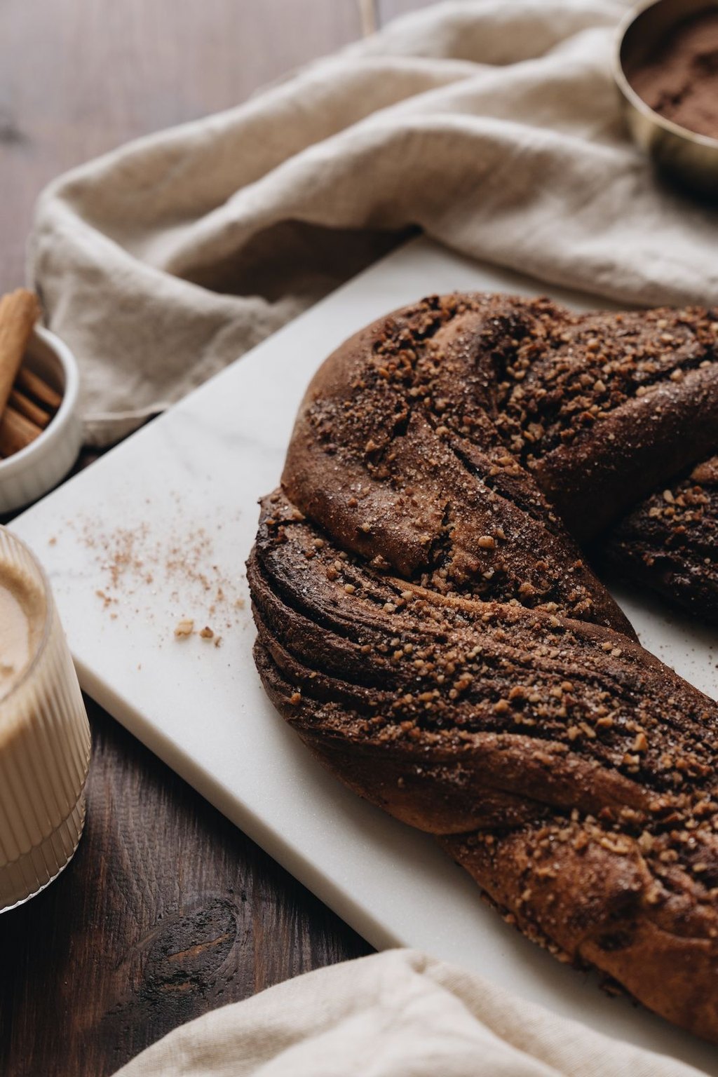 Babka drożdżowa z czekoladą i cynamonem
