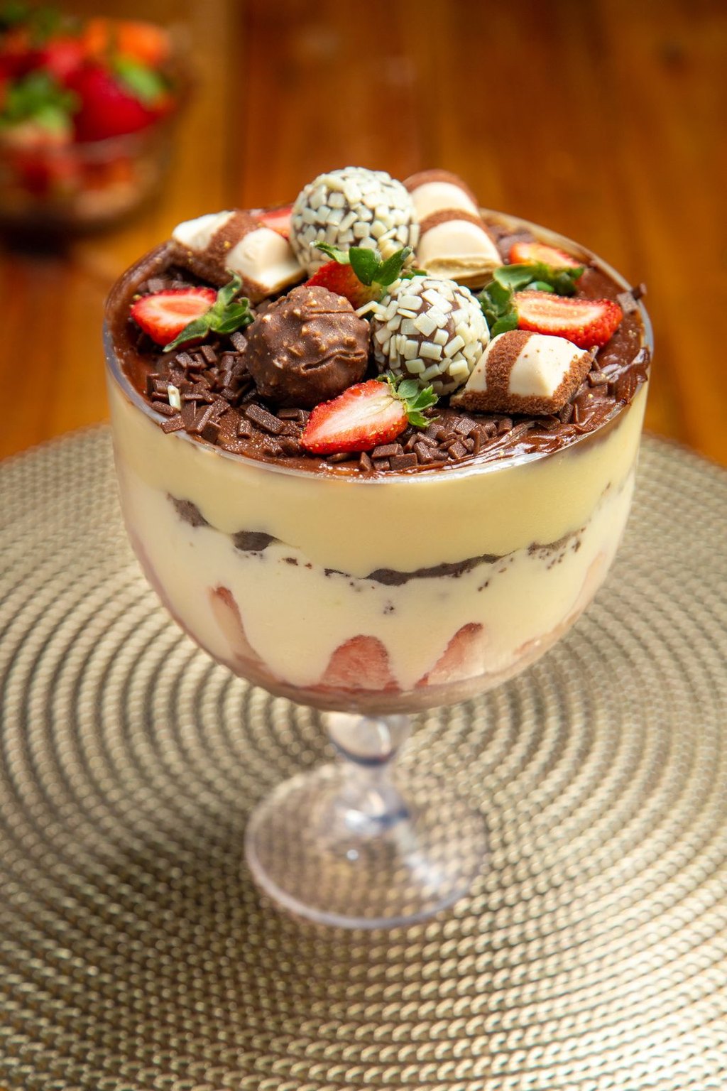 Deser warstwowy trifle z truskawkami