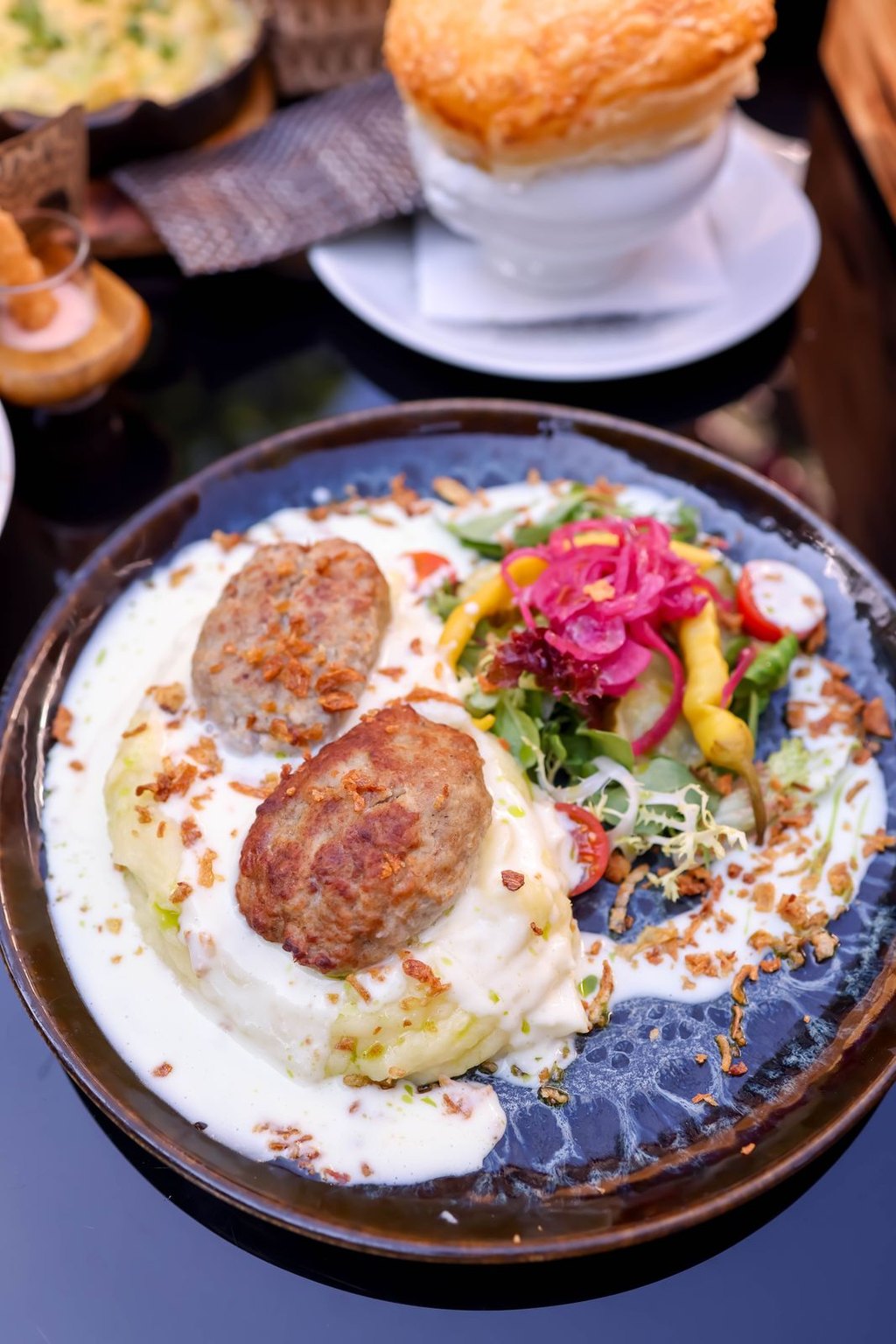 Kotlety mielone z puree i marynowaną cebulą