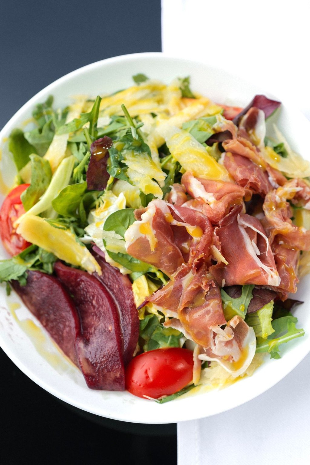 Włoska sałatka z prosciutto i parmezanem