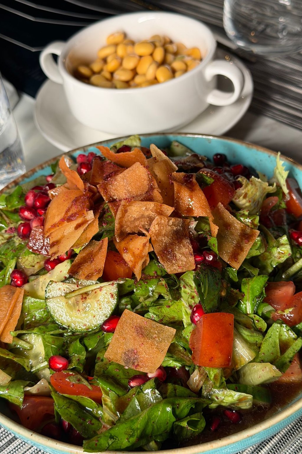 Sałatka fattoush z chrupiącą pitą