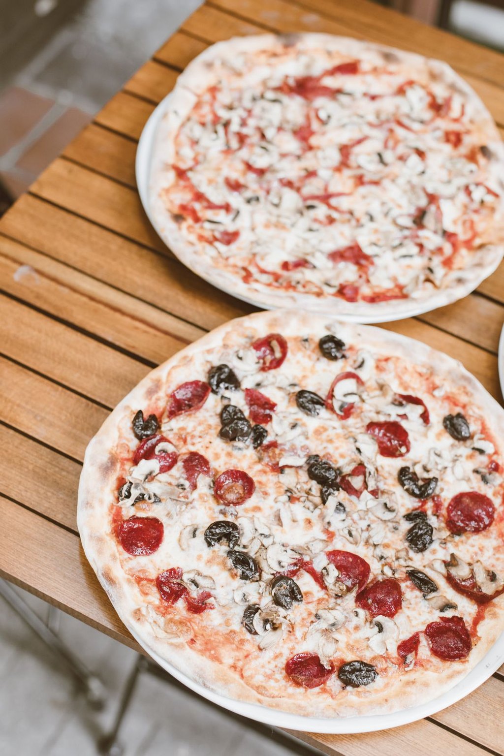 Pizza capricciosa z salami, pieczarkami i oliwkami
