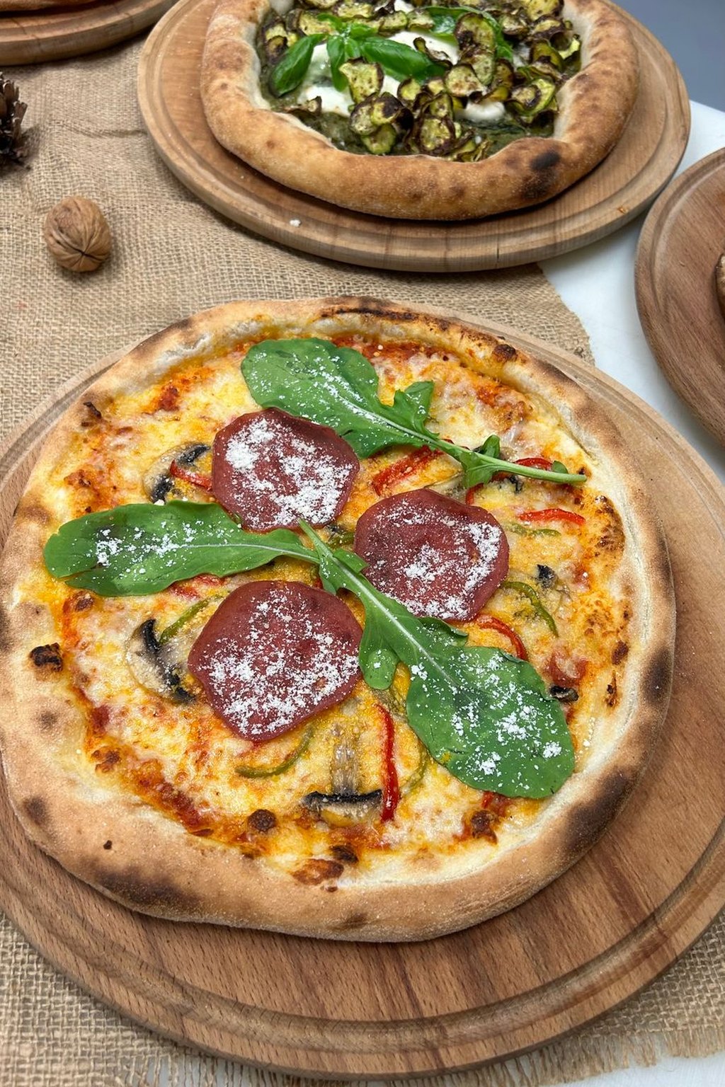 Pizza diavola z salami i jalapeño