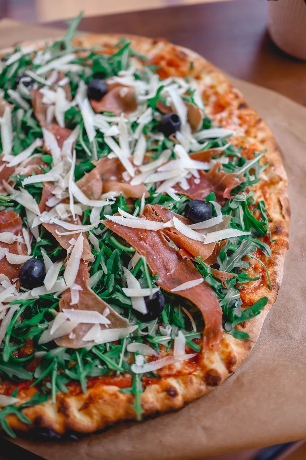 Pizza z prosciutto i rukolą
