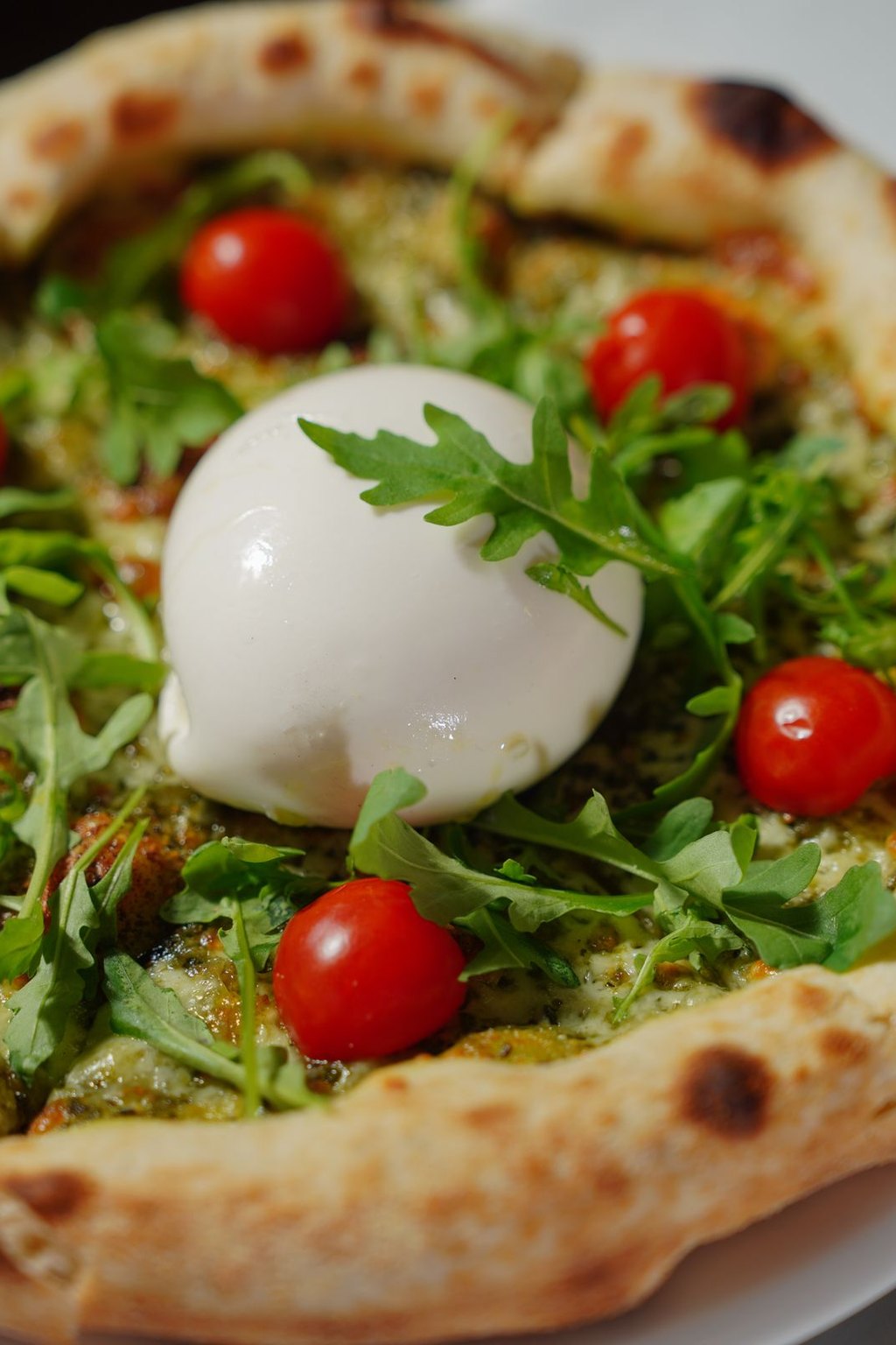 Pizza z burratą i pesto