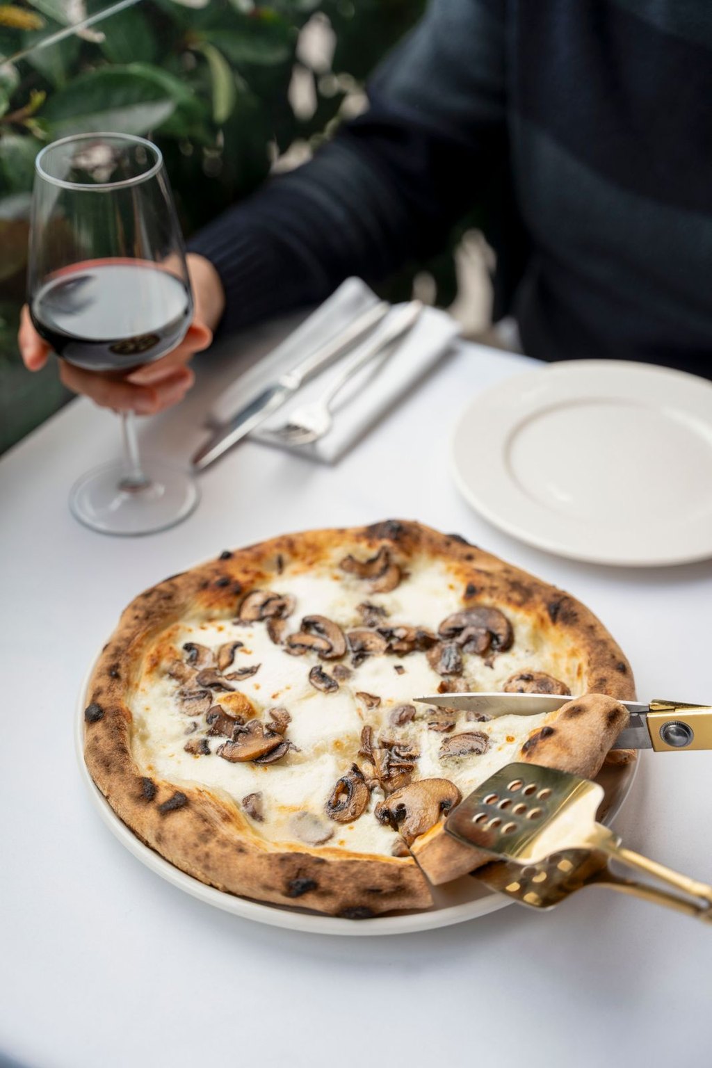 Biała pizza z pieczarkami i tymiankiem