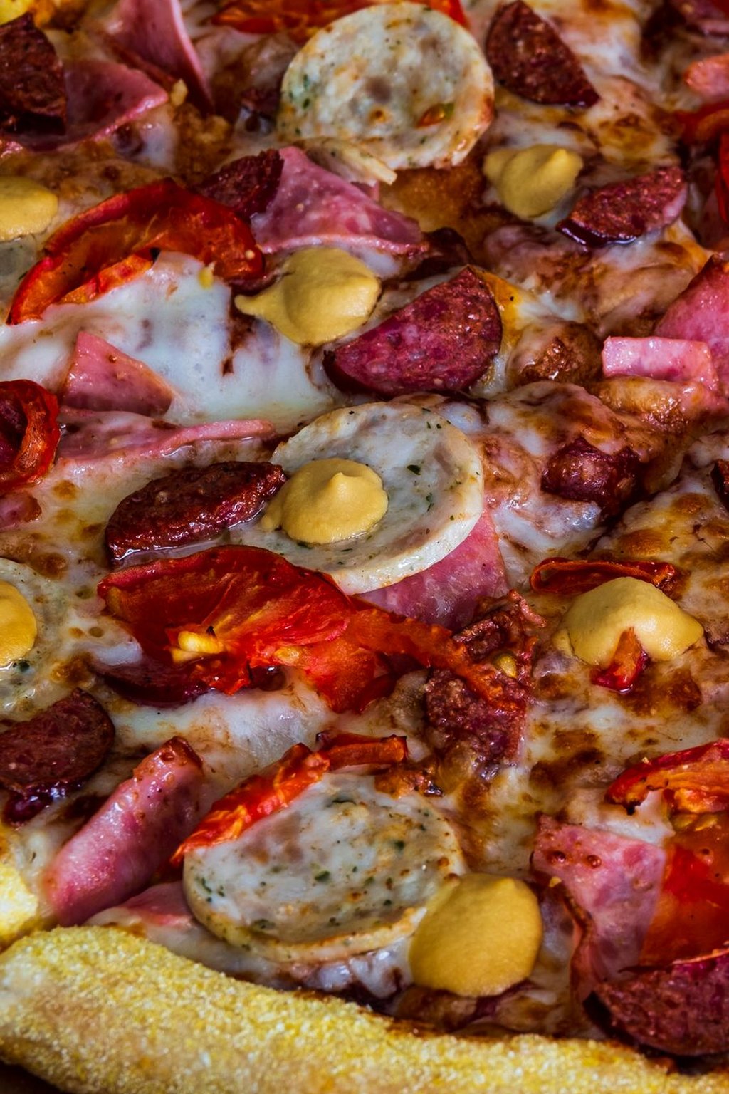 Pizza wiejska z kiełbasą, boczkiem i jajkiem