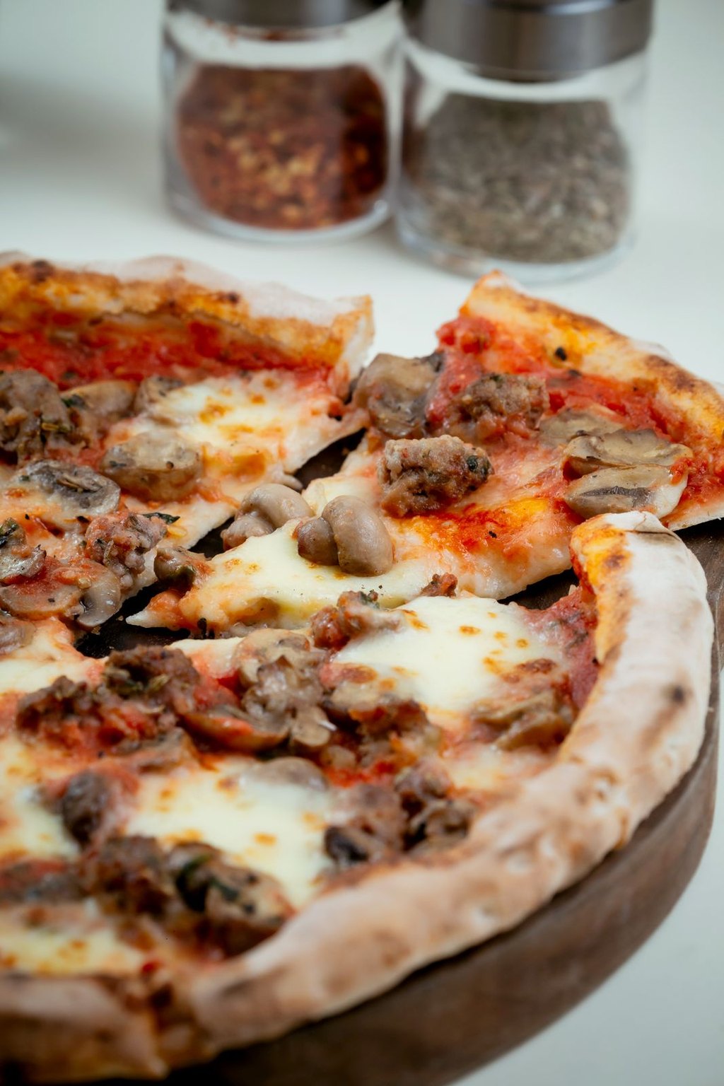 Pizza z kiełbasą i pieczarkami
