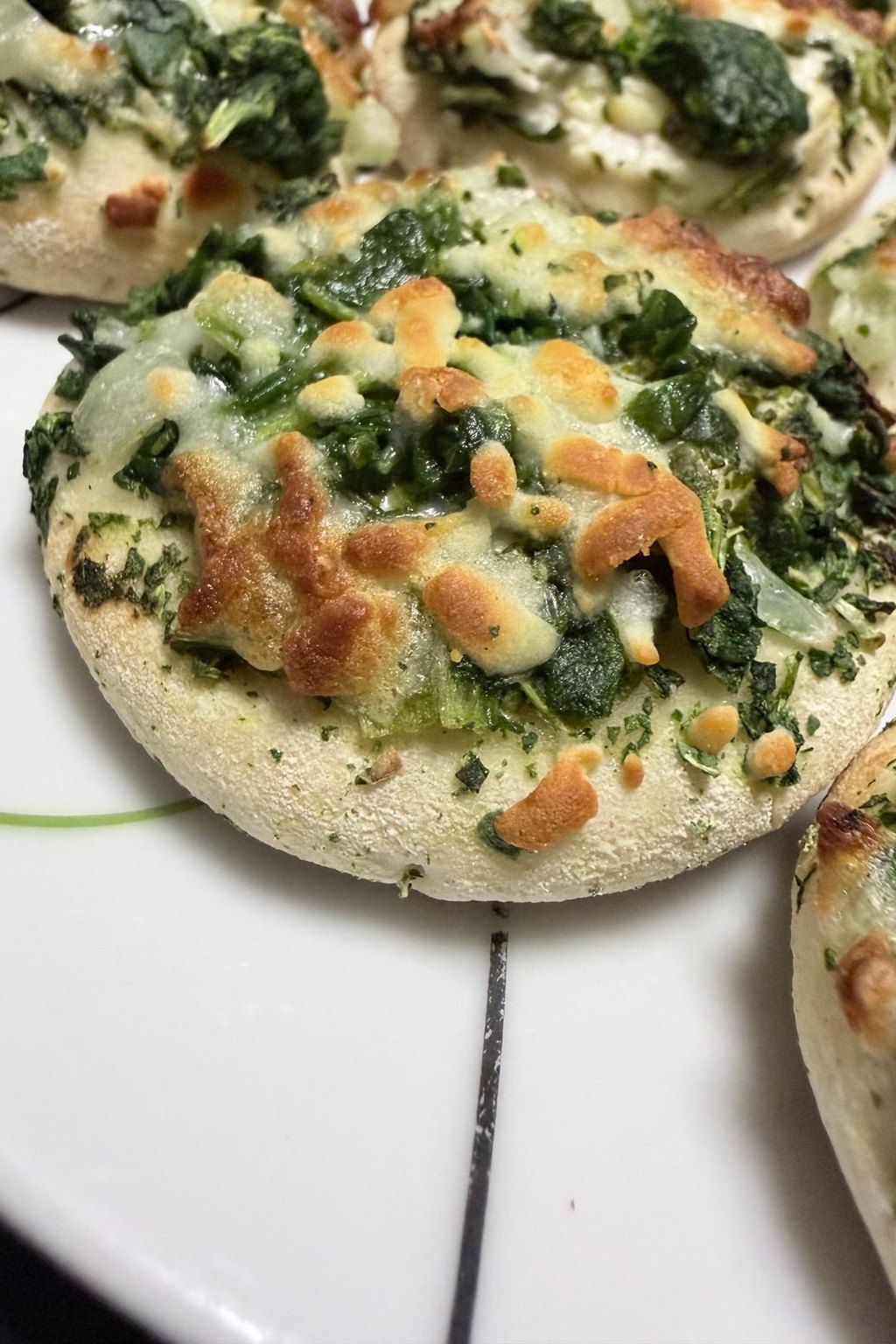 Biała pizza z ricottą i szpinakiem
