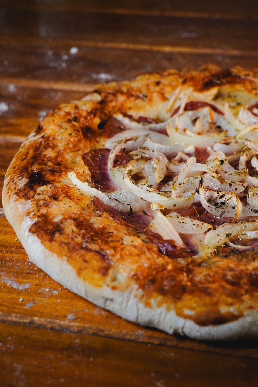Pizza z boczkiem i czerwoną cebulą