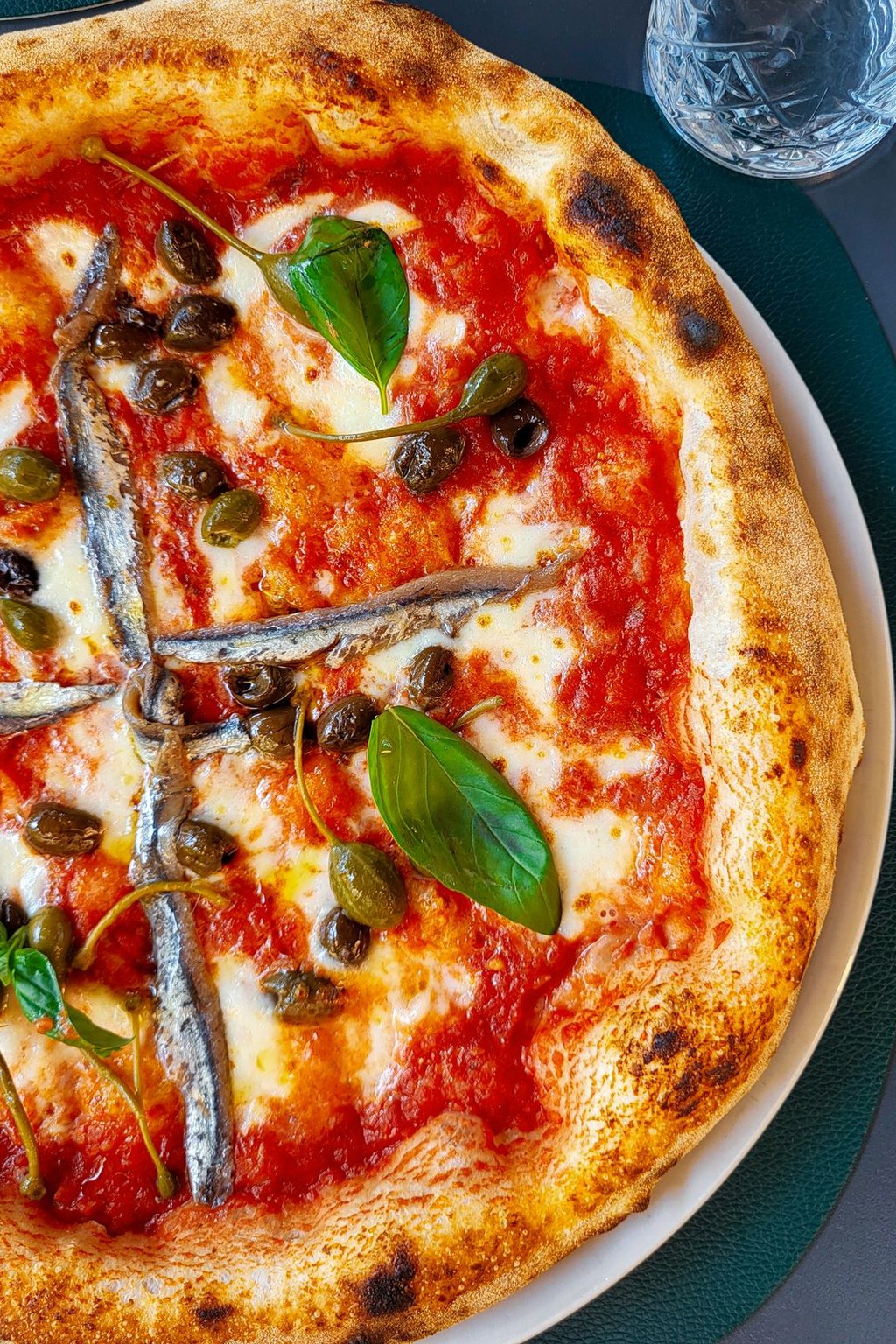 Pizza z anchois, oliwkami i kaparami