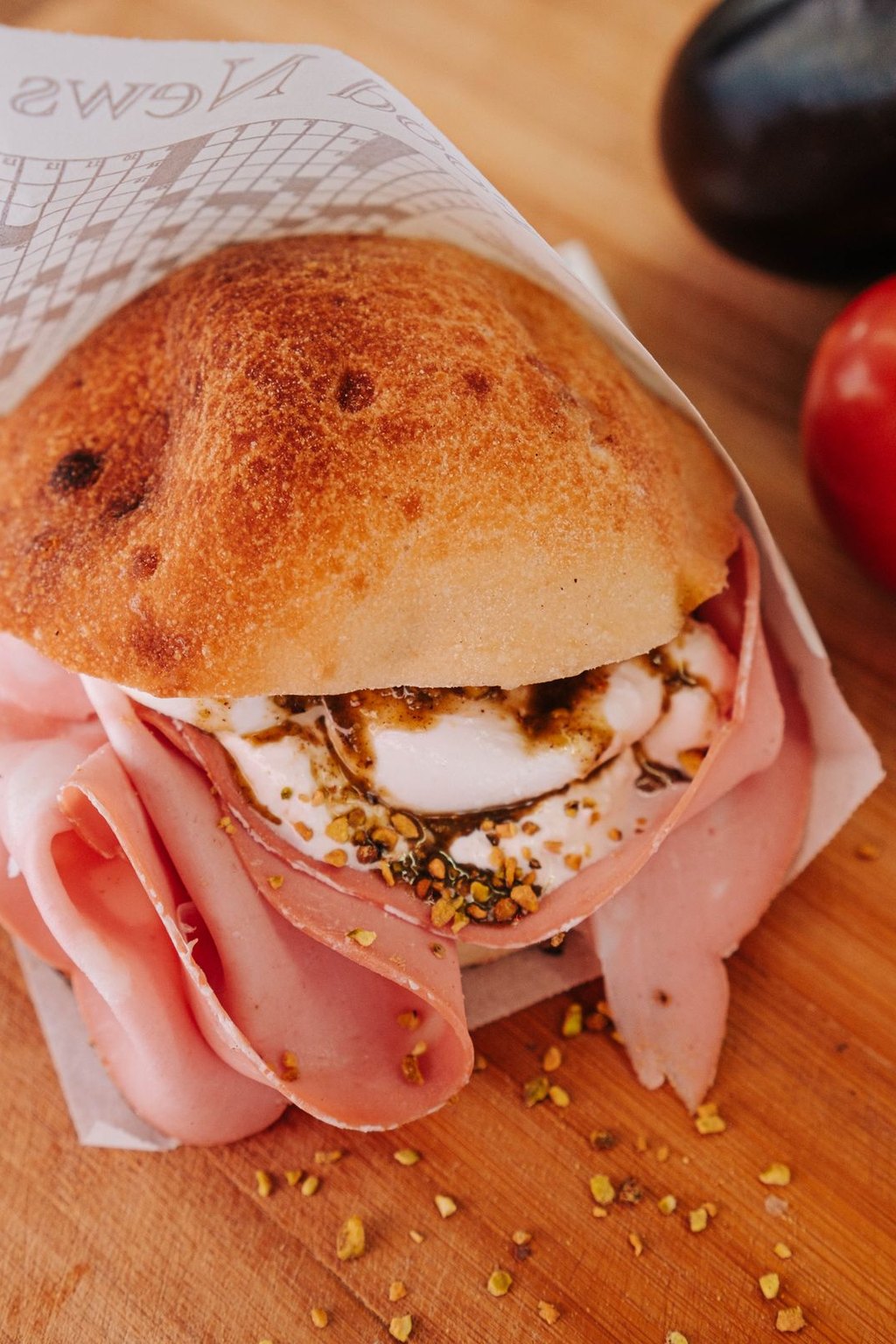 Kanapka z mortadelą i mozzarellą