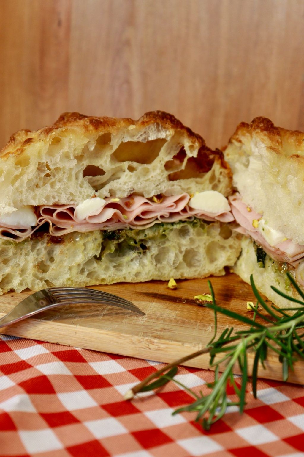 Kanapka z focaccią, prosciutto i rukolą