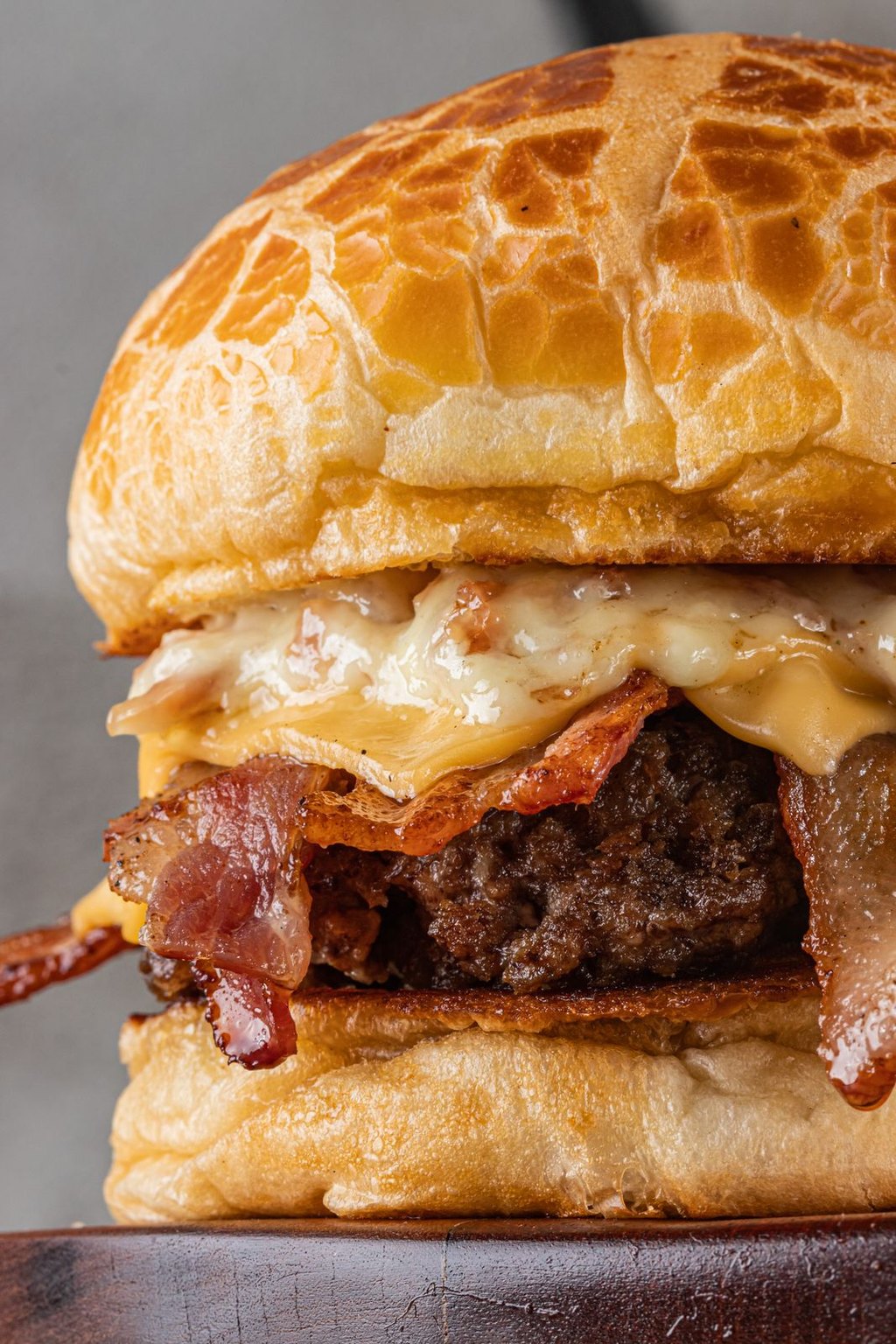 Burger z bekonem, serem i sosem BBQ