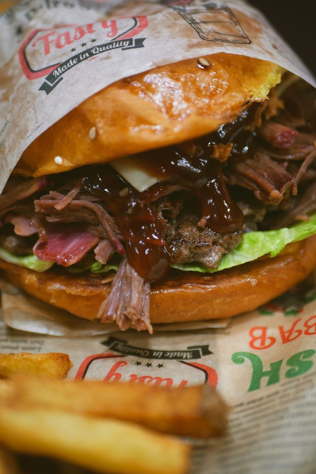 Burger z szarpaną wieprzowiną