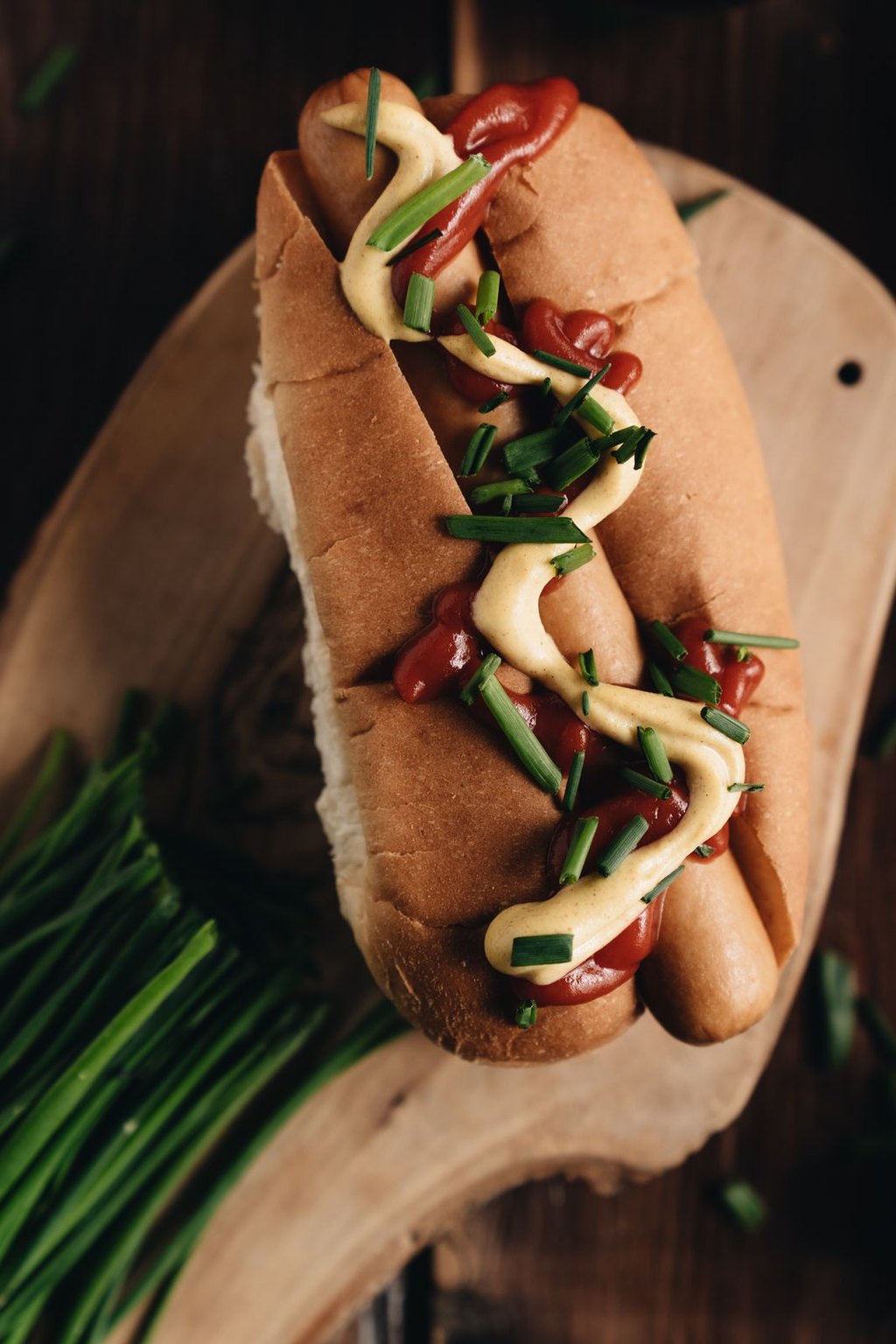 Hot dog z musztardą i szczypiorkiem
