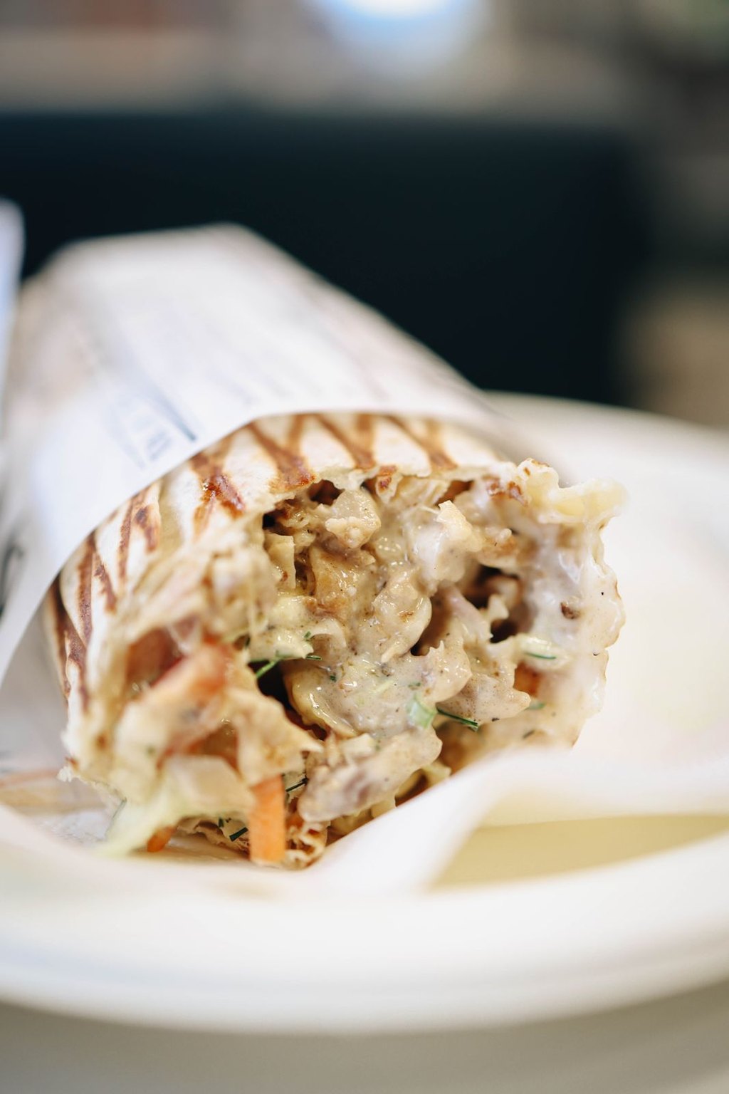 Kebab w tortilli z sosem czosnkowym