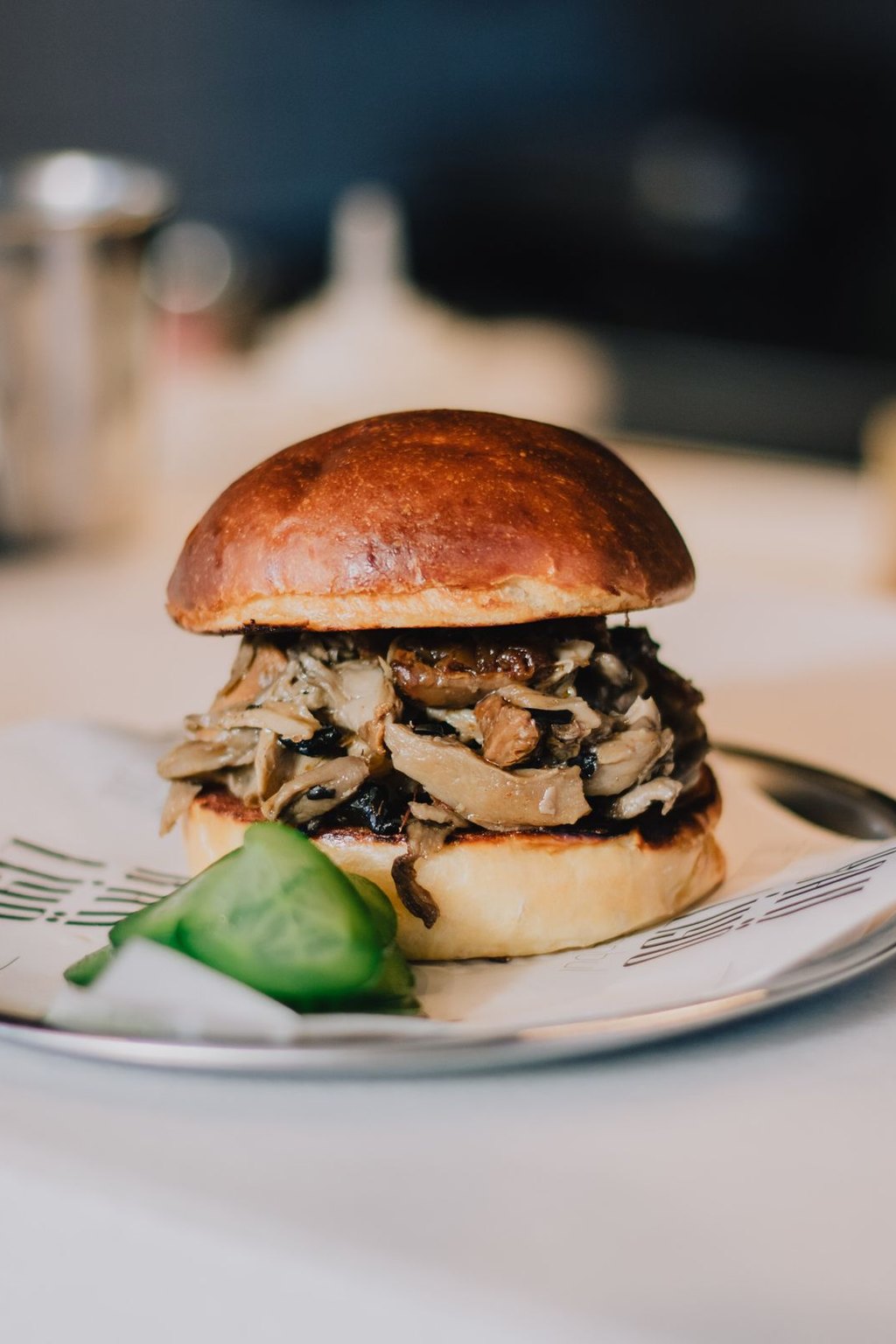 Burger z pieczarkami i serem szwajcarskim