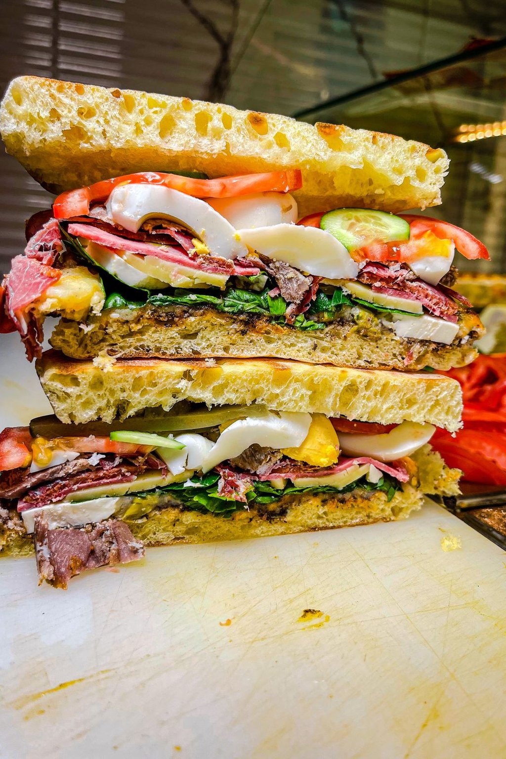 Kanapka z pastrami na chlebie żytnim