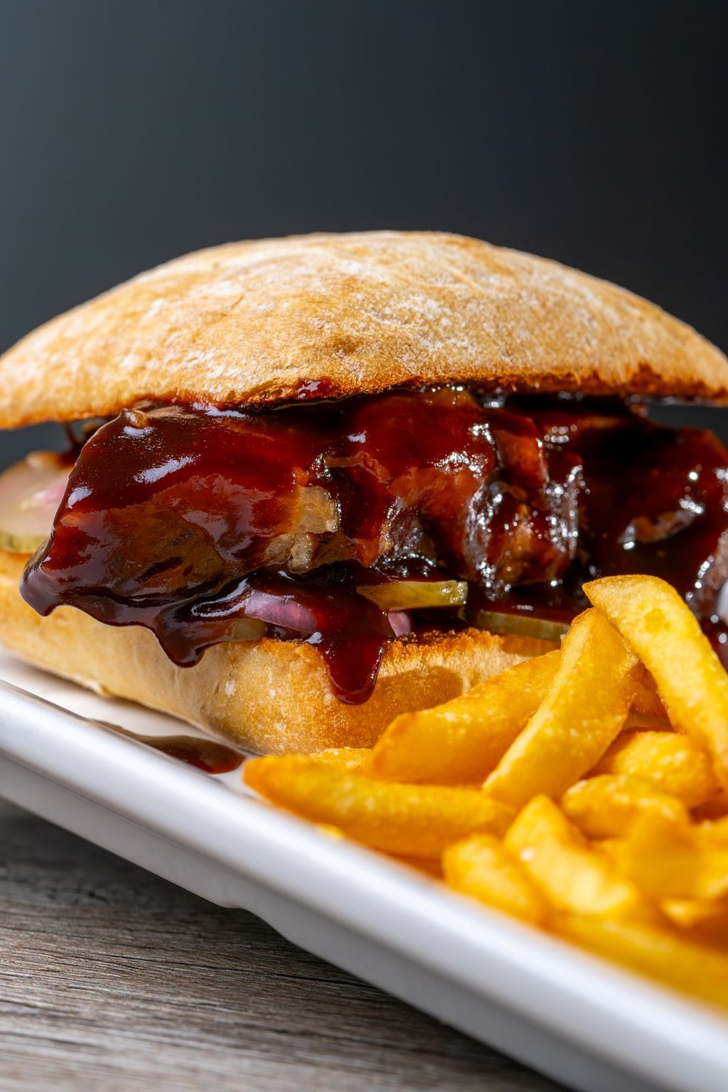 Kanapka z mostkiem wołowym barbecue