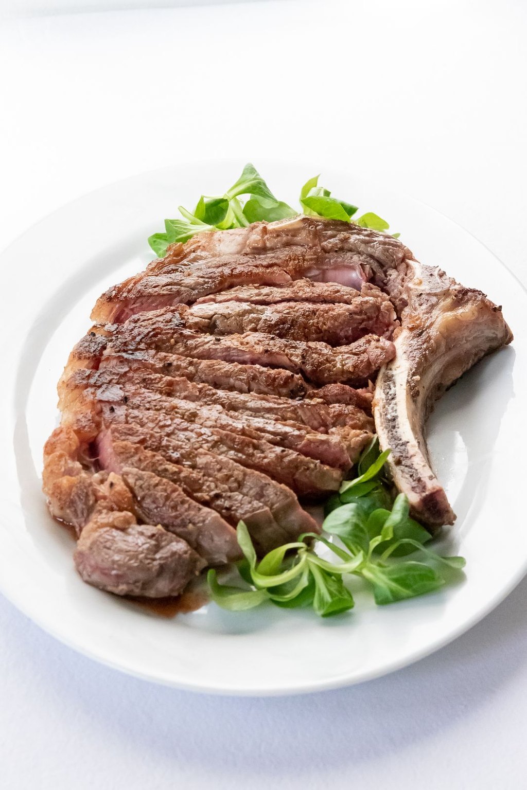 Stek ribeye z masłem ziołowym