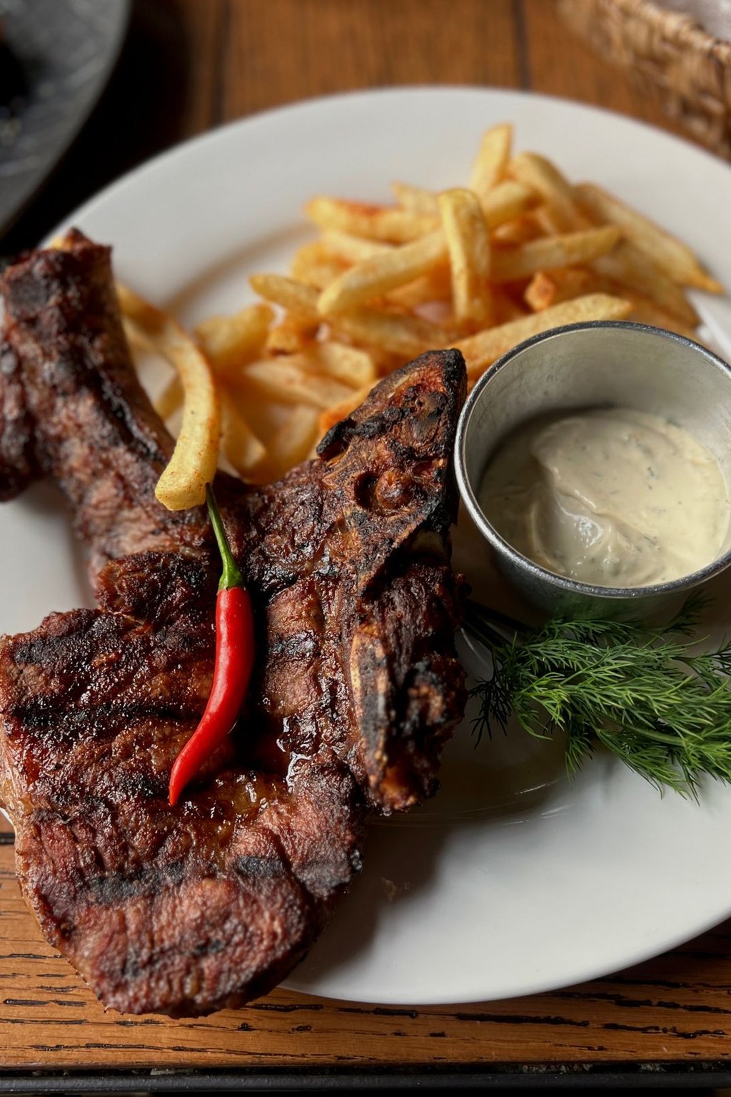 Grillowane steki z karkówki z frytkami
