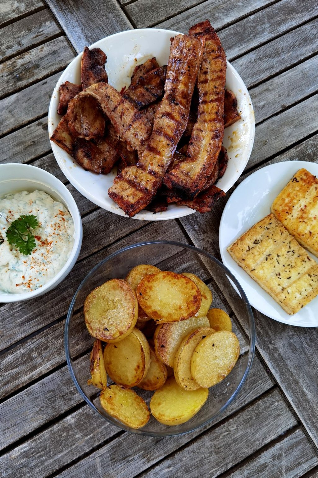 Grillowany boczek z ziemniakami i tzatziki