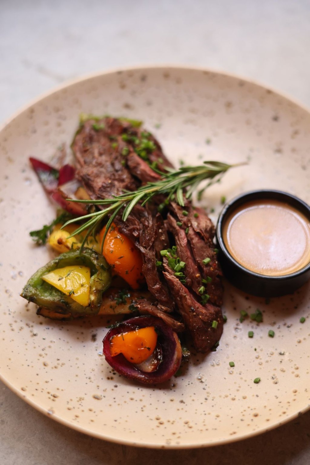 Stek bavette z grillowanymi warzywami