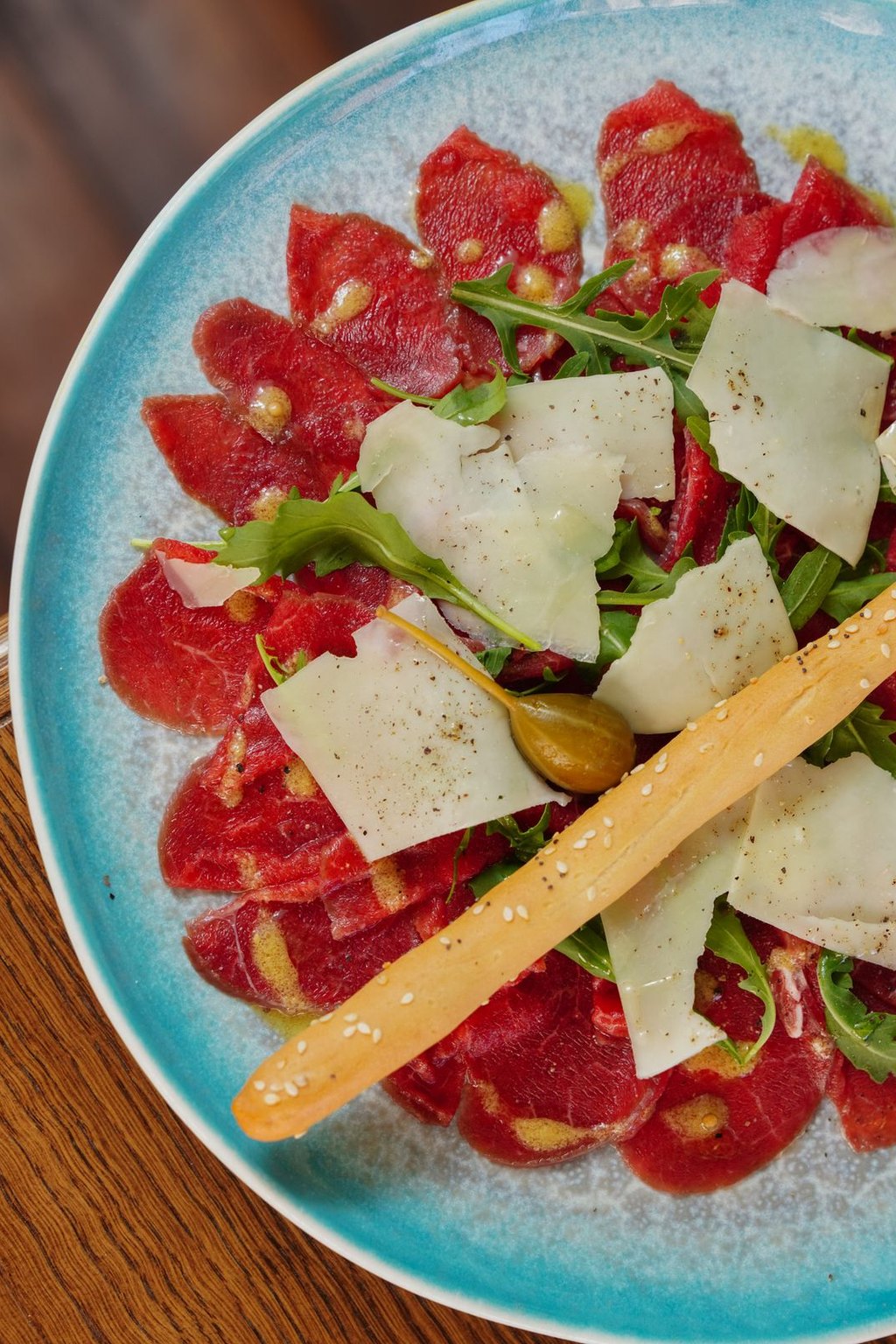 Carpaccio wołowe z rukolą i parmezanem