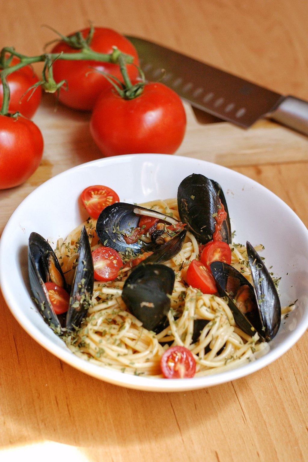 Spaghetti z omułkami i pomidorkami