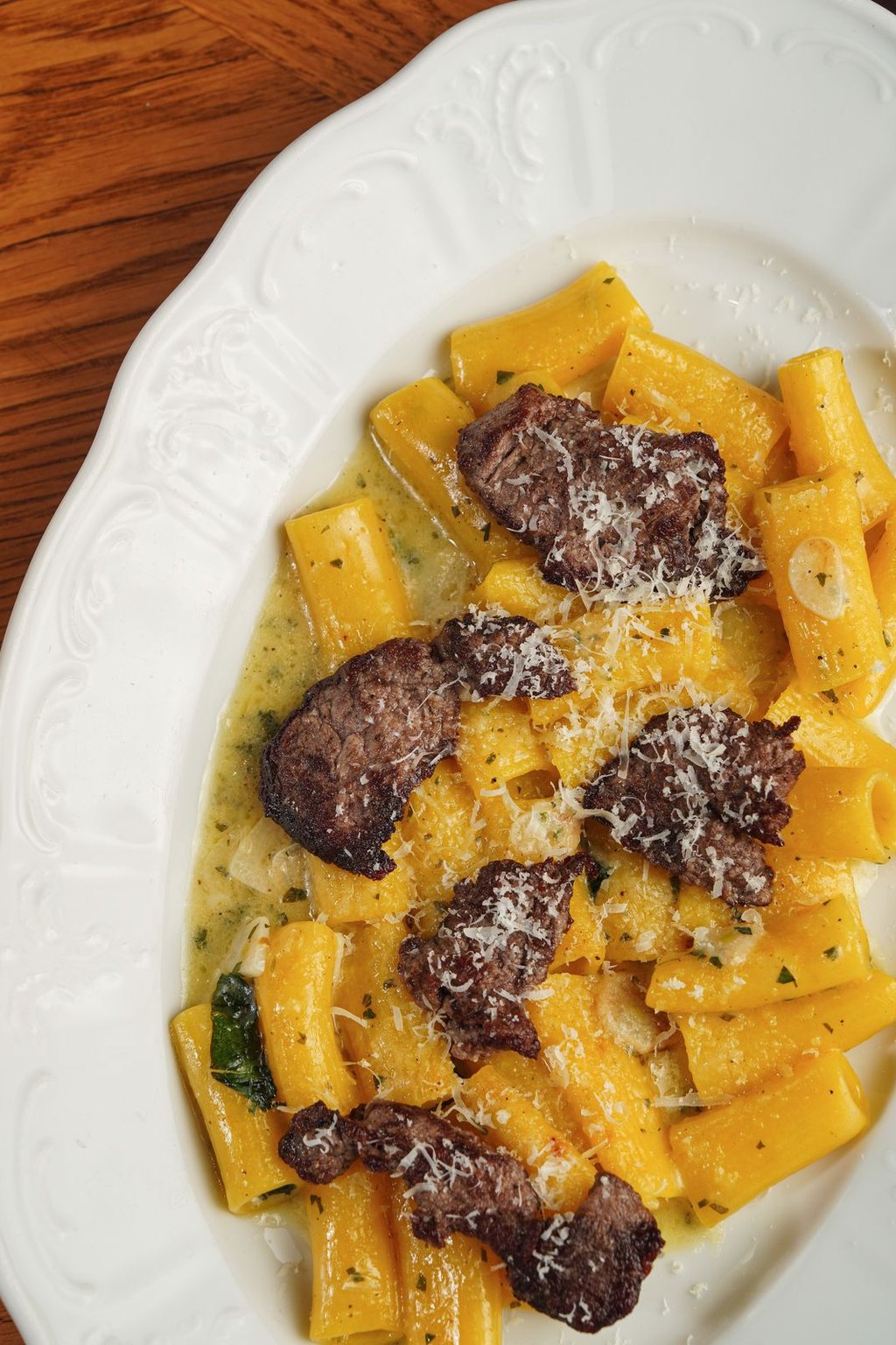 Makaron z neapolitańskim ragù genovese