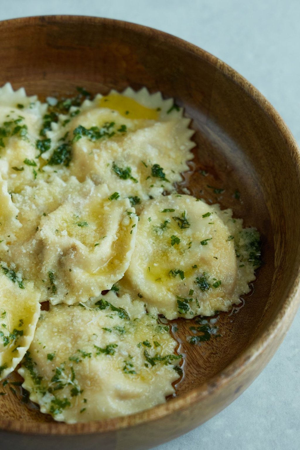 Ravioli z ricottą i szpinakiem na maśle z szałwią
