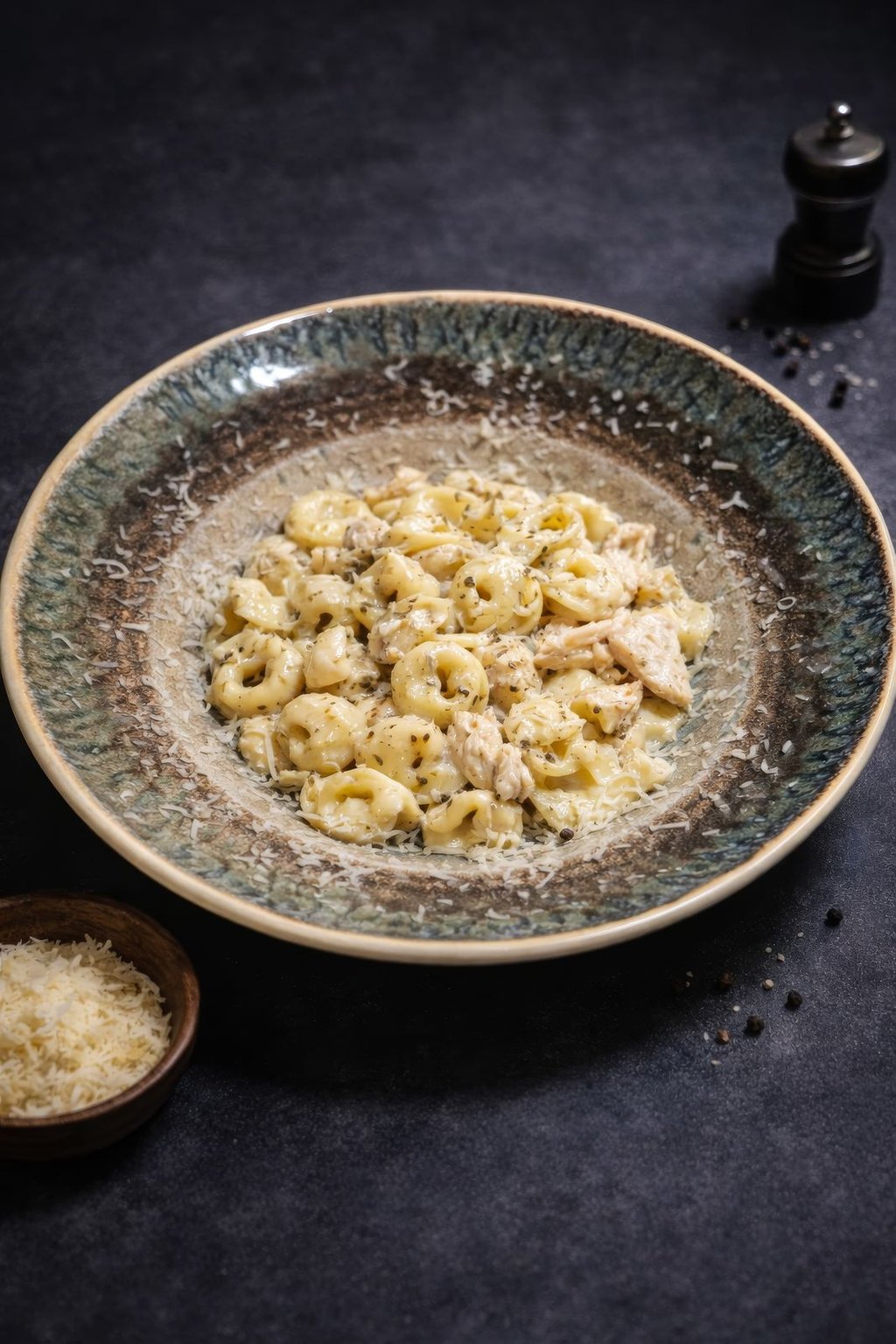 Tortellini z szynką parmeńską w sosie śmietanowym