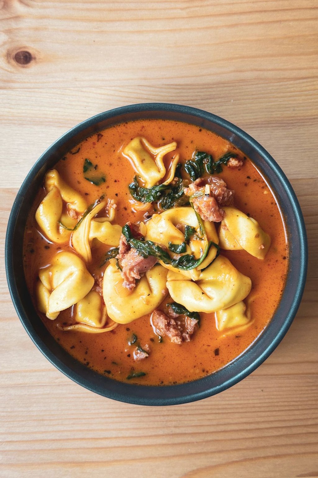 Zupa z tortellini, kiełbasą i szpinakiem