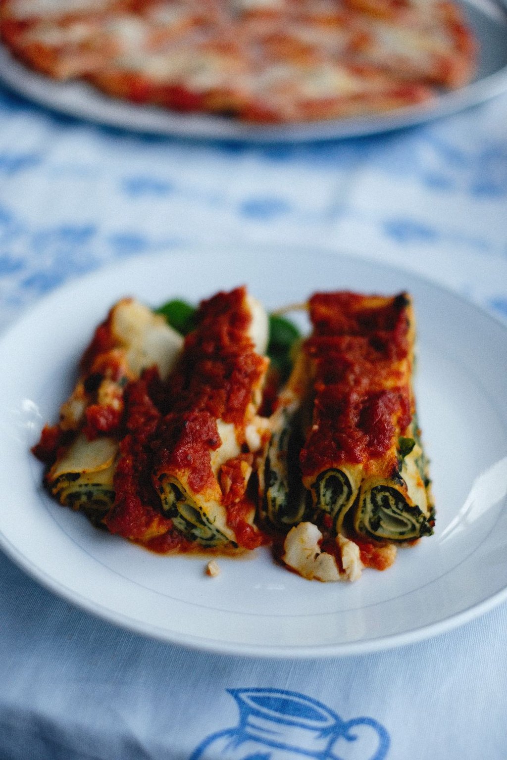 Cannelloni z mięsem i szpinakiem w sosie pomidorowym