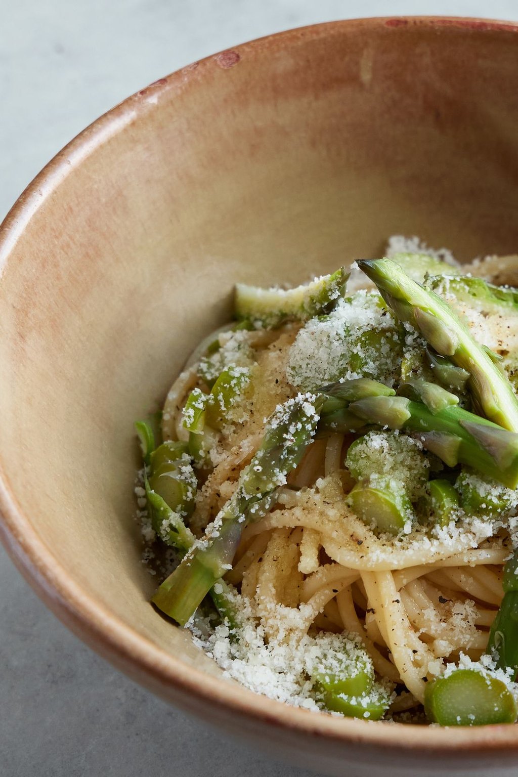 Spaghetti ze szparagami i parmezanem