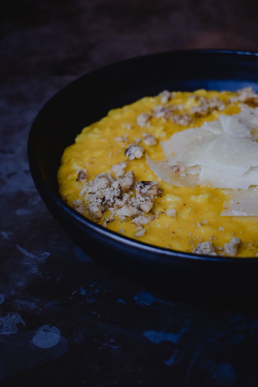 Risotto szafranowe z włoską kiełbasą