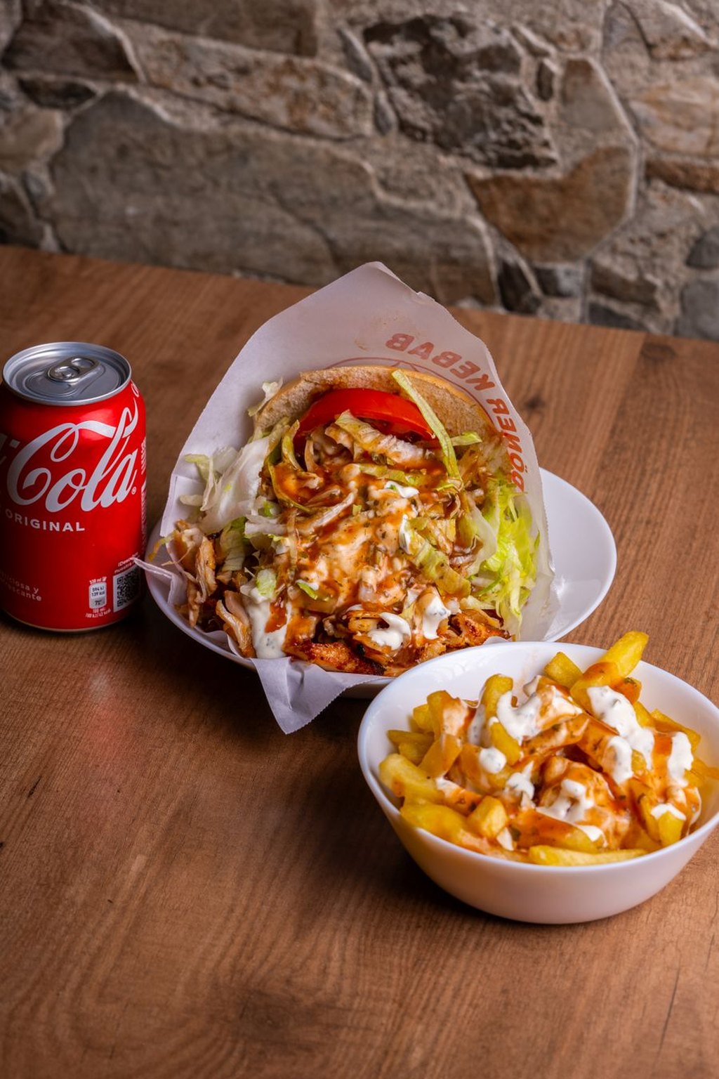 Kebab box z frytkami i sosem czosnkowym