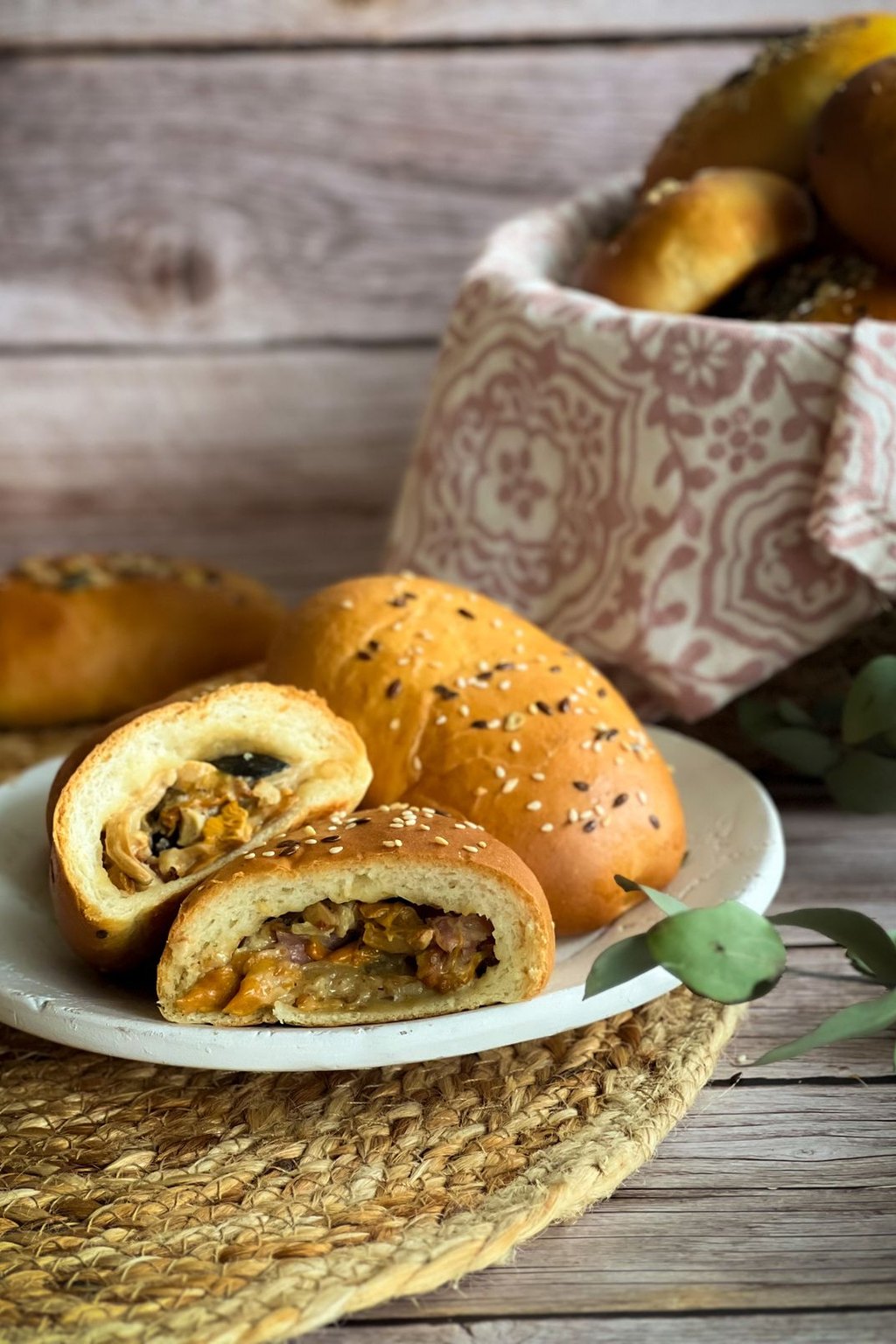 Paszteciki drożdżowe z pieczarkami