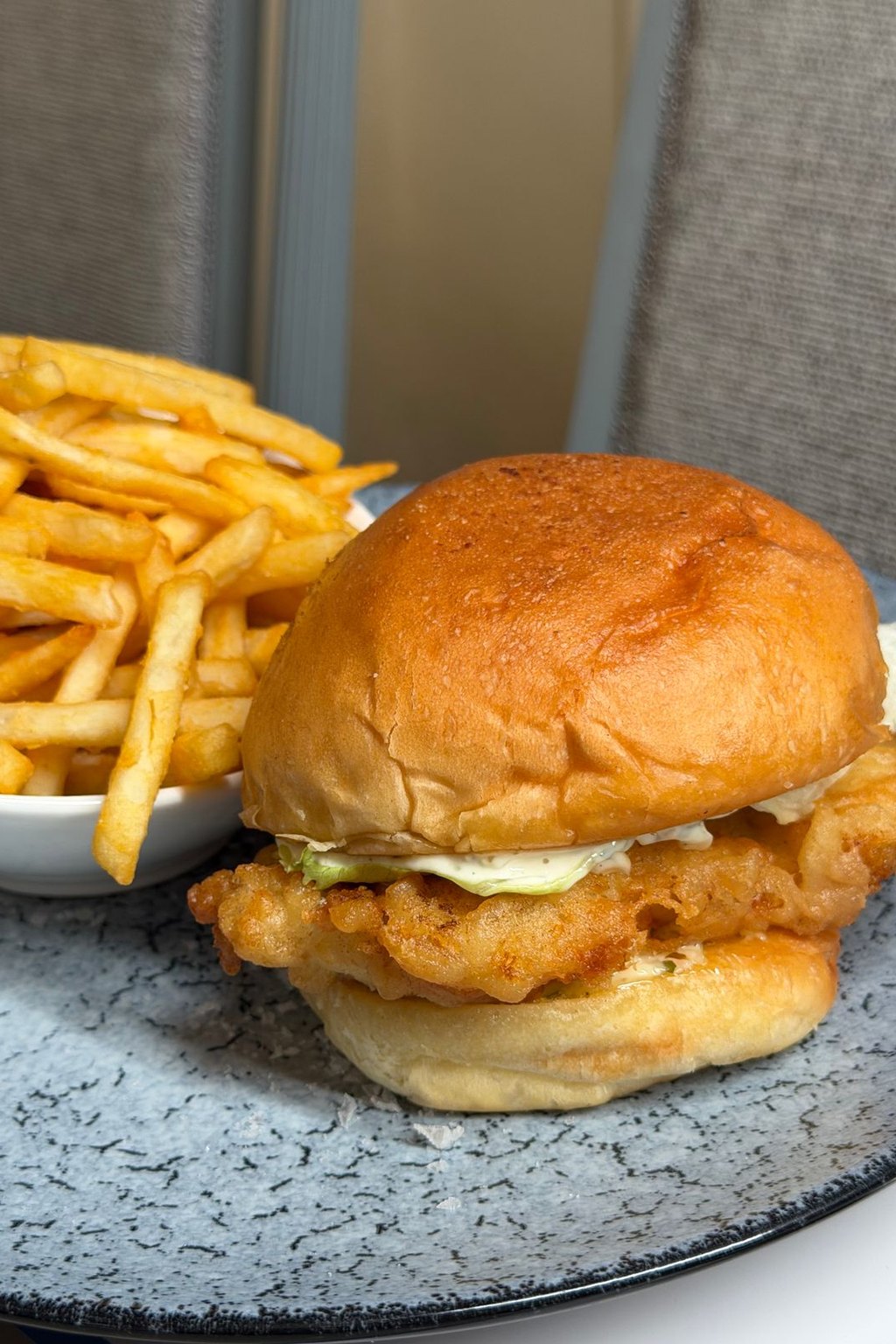 Burger rybny w chrupiącej panierce