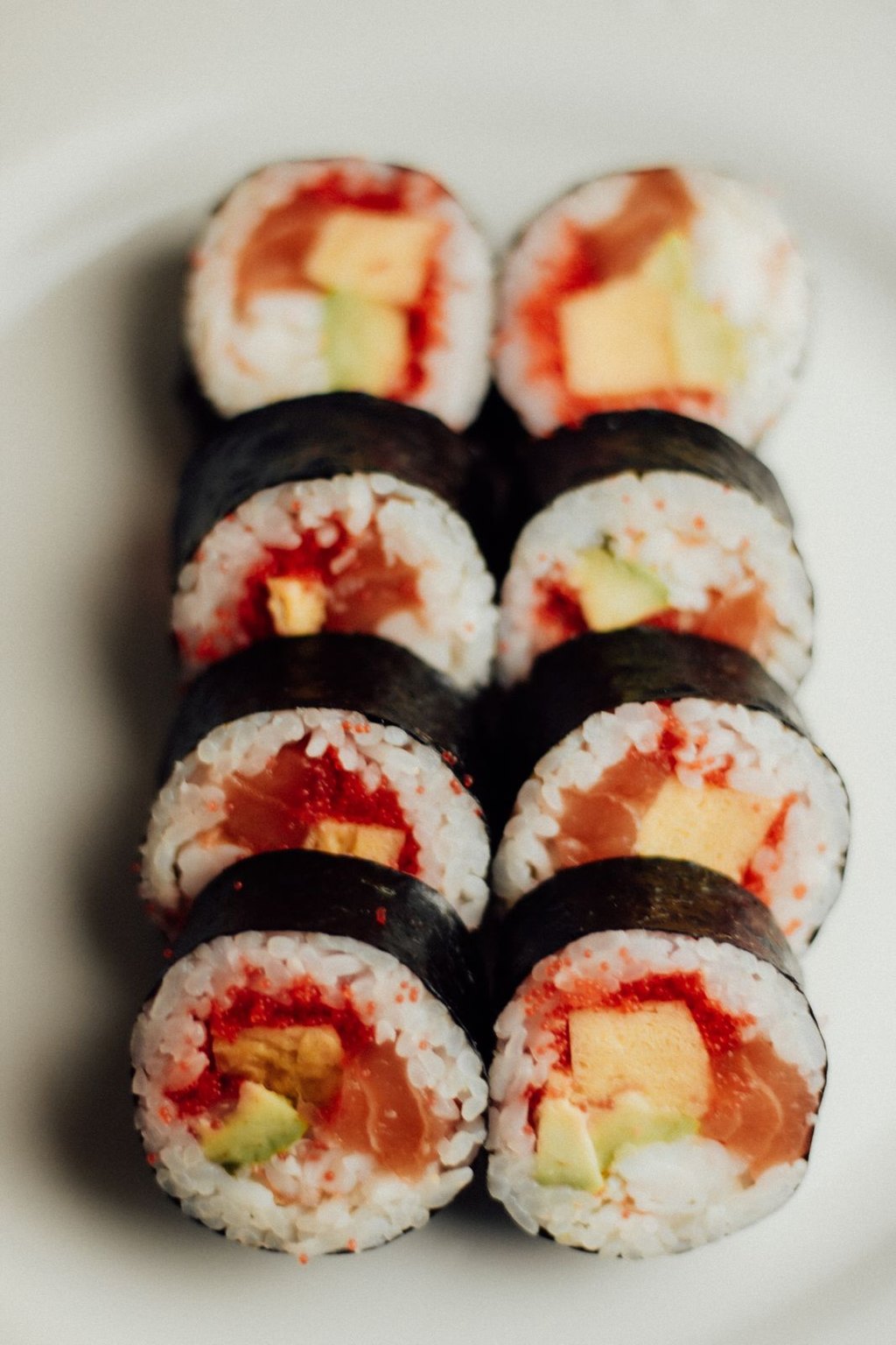 Domowe sushi futomaki z łososiem i awokado