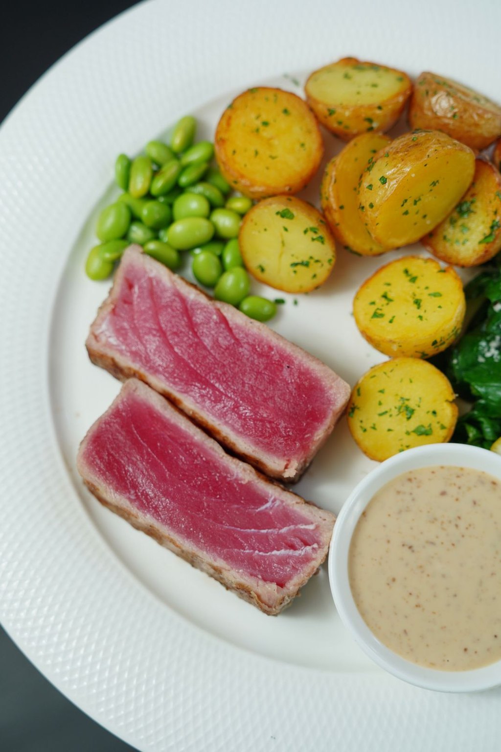 Stek z tuńczyka z ziemniakami i edamame