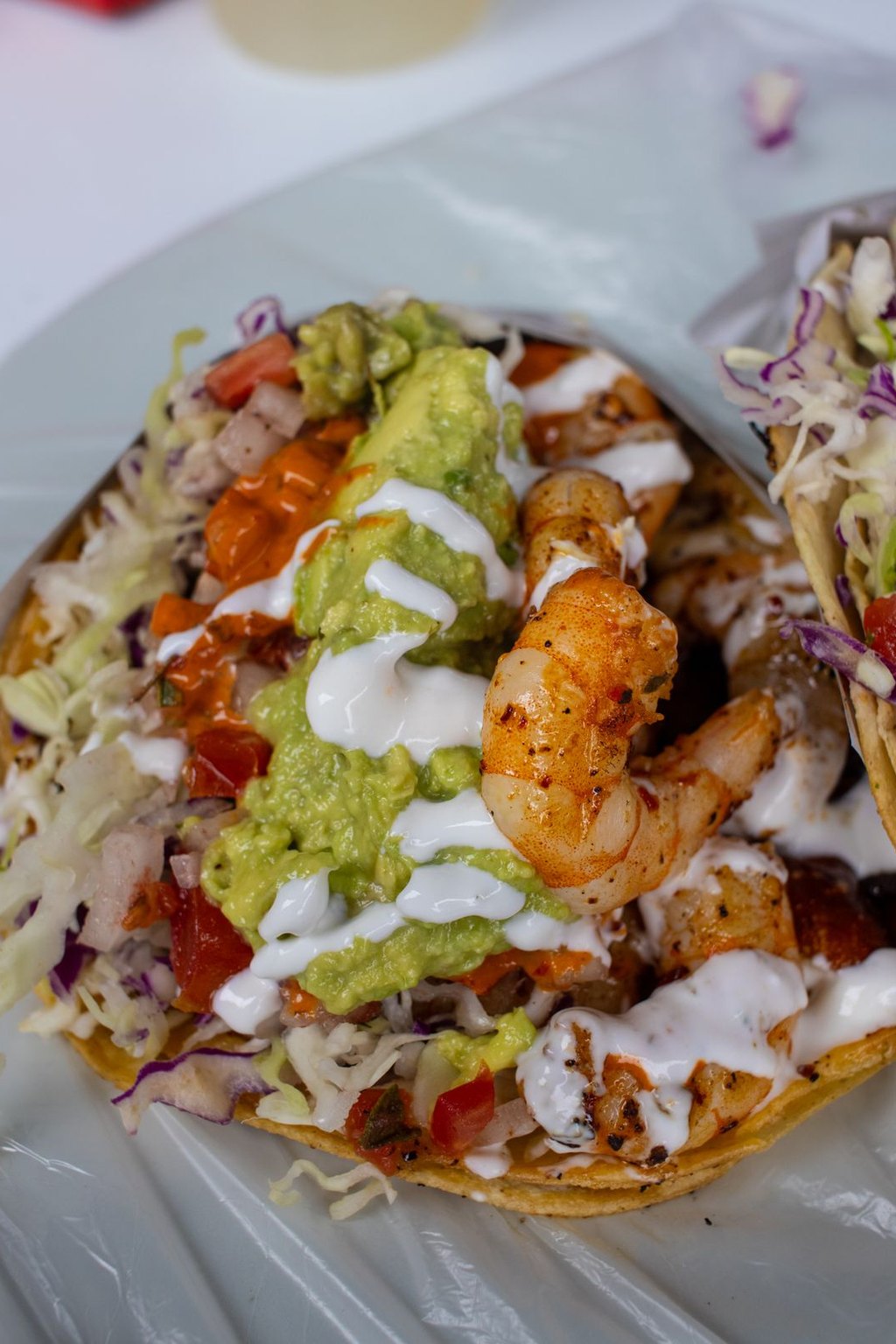 Tacos z krewetkami, guacamole i kapustą