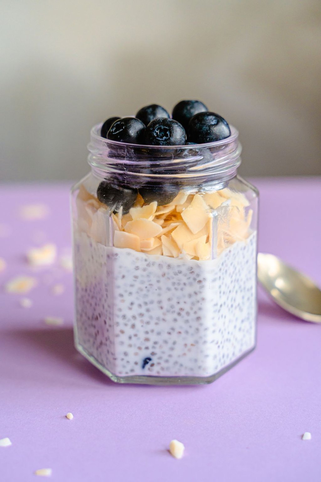 Pudding chia z borówkami i kokosem