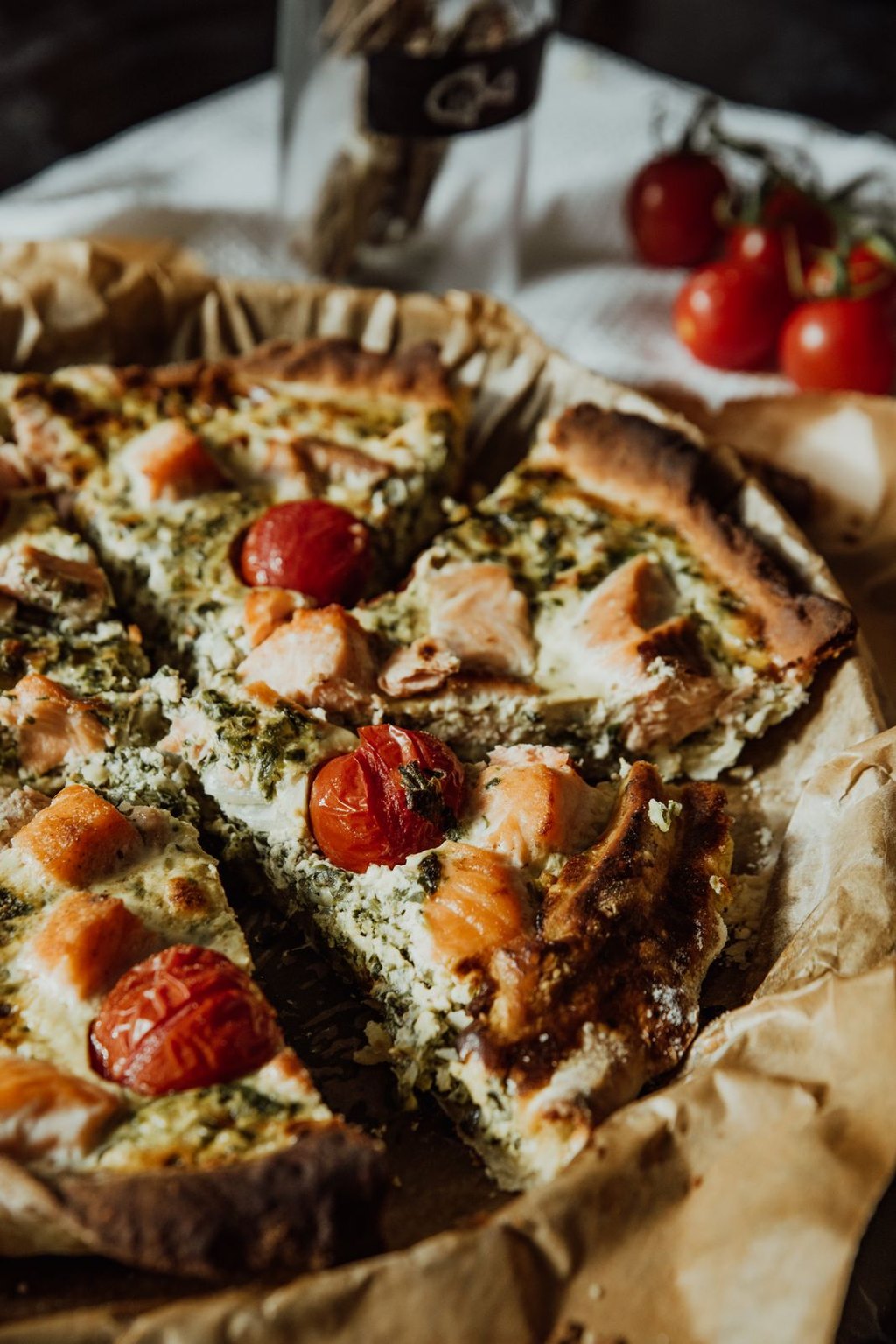 Tarta z łososiem, szpinakiem i pomidorkami